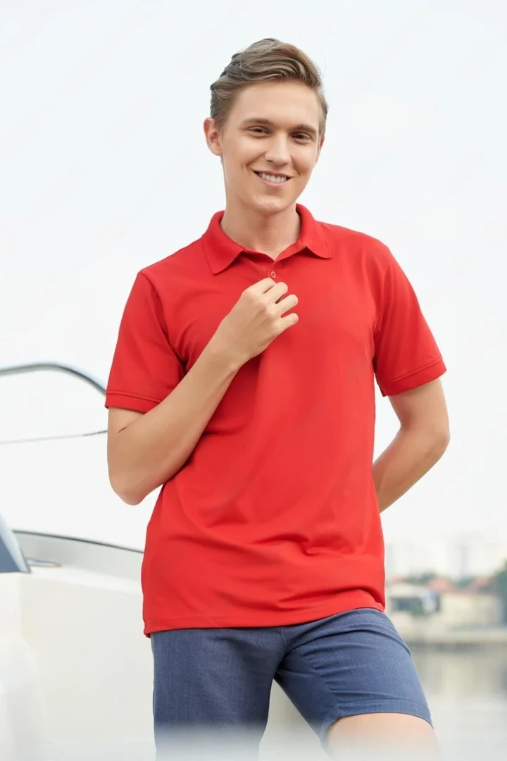 Djalë me bluzë polo të kuqe