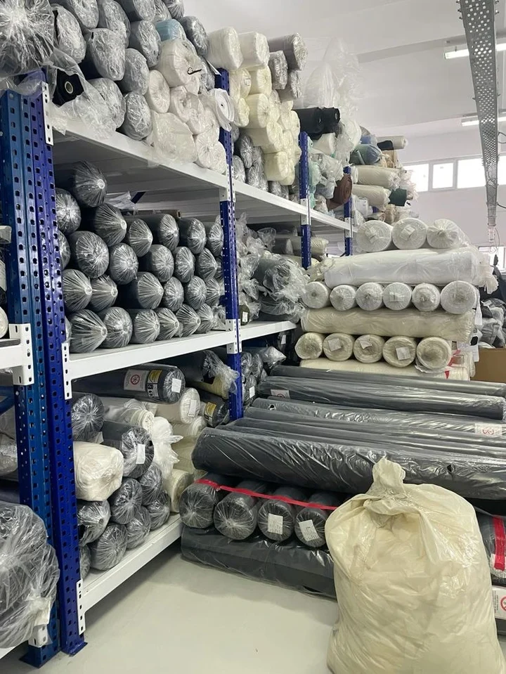 Rafte me rrotulla pëlhure të bardhë, gri, të zezë dhe blu