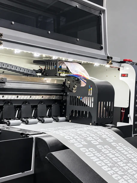 Printer DTF që printon logo të bardha mbi një film transparent